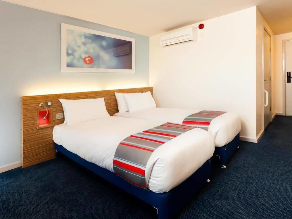 Mercure London Gatwick Airport Horley Exterior photo